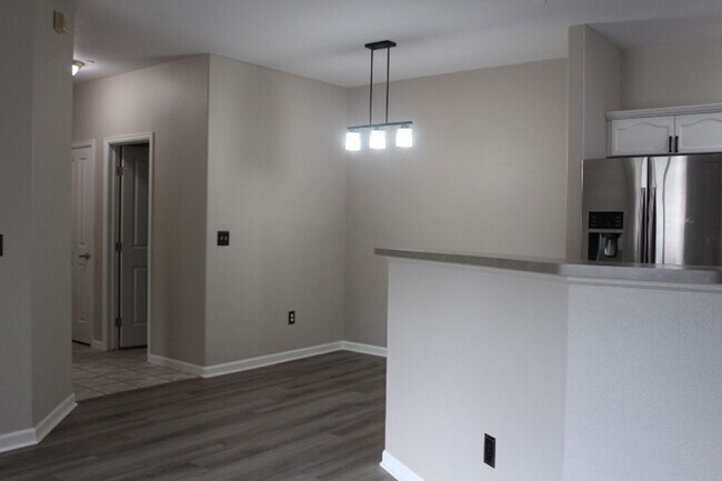 Building Photo - Charming 2 BR/2 BA Condo located in Little...