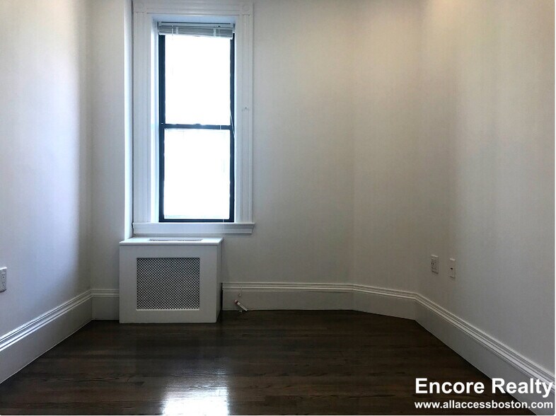 Building Photo - 503 Beacon St