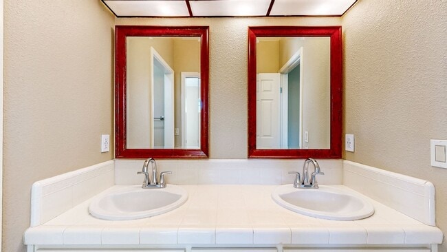 Building Photo - Gorgeous Home with private yards, large de...