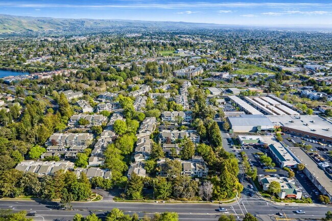 Building Photo - 37050 Meadowbrook Common