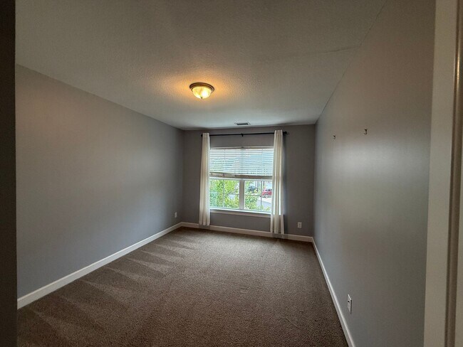 Building Photo - Great Condo On The Riverfront Golf Course