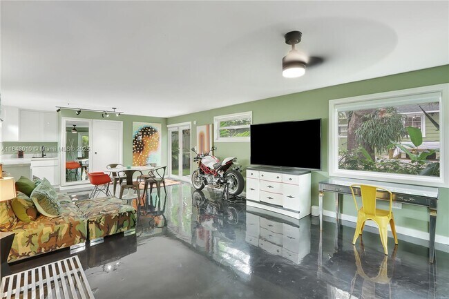 Building Photo - 842 NW 9th Ct