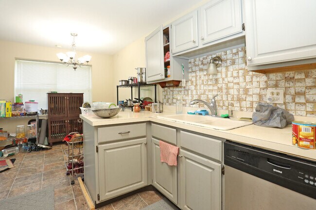 Building Photo - 2800 Northampton Dr