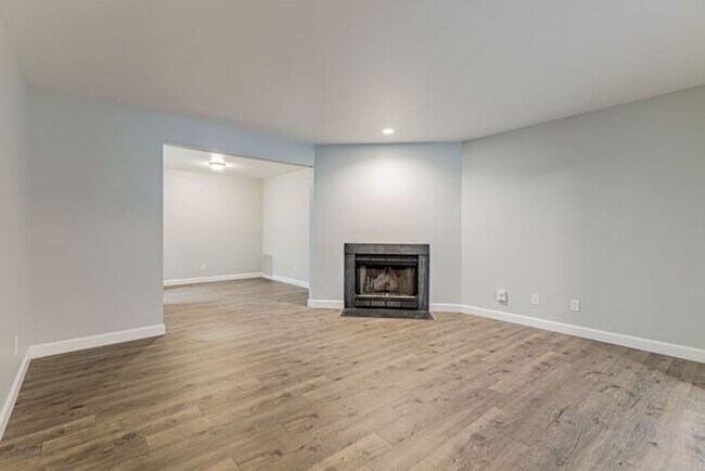 Building Photo - Two bedroom, two bath apartment with golf ...