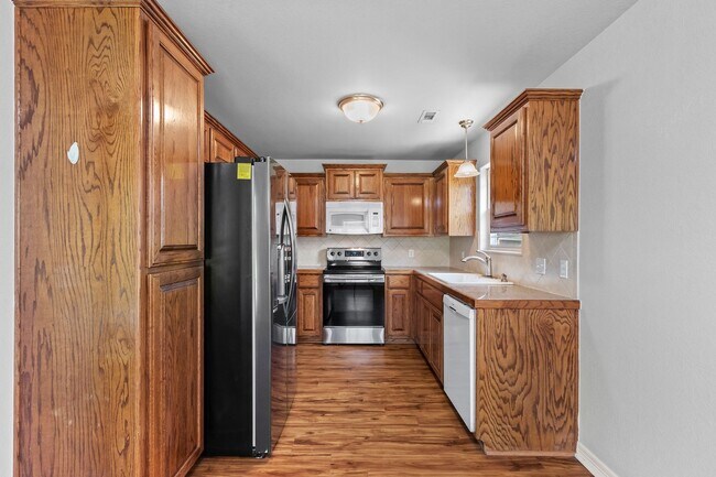 Building Photo - Come home to this gorgeous, light-filled home with an enormous and beautiful backyard!