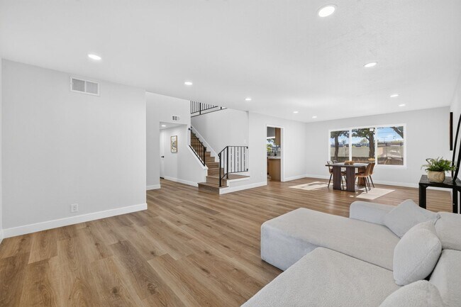 Building Photo - 13324 San Martin Pl