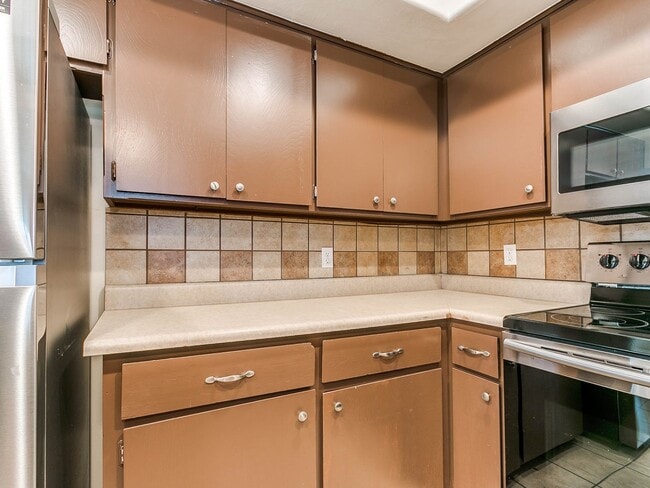 Building Photo - Just remodeled Duplex Home