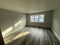 Building Photo - 12 Hunnewell Rd
