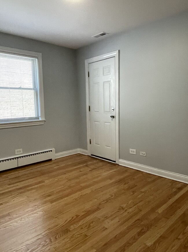 Building Photo - 5839 N Cicero Ave
