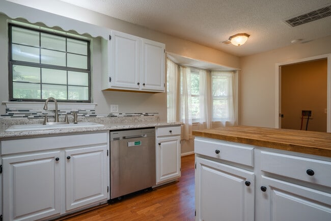 Building Photo - 122 Longleaf Cir