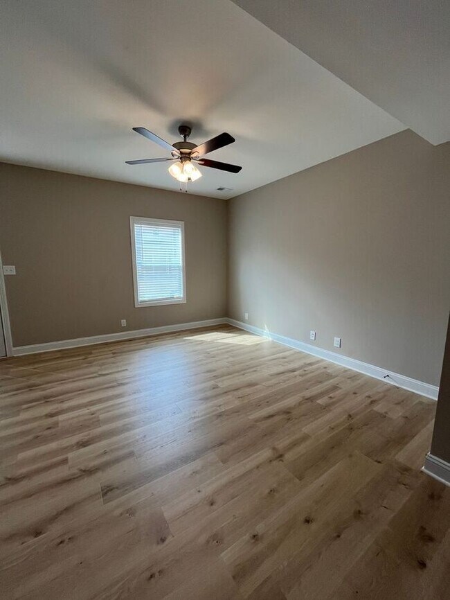 Building Photo - Charming 2-Bedroom Townhome with Modern Co...