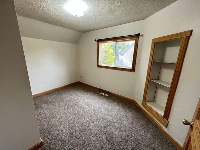 Building Photo - Spacious 3bd/2ba - AVAILABLE NOVEMBER!