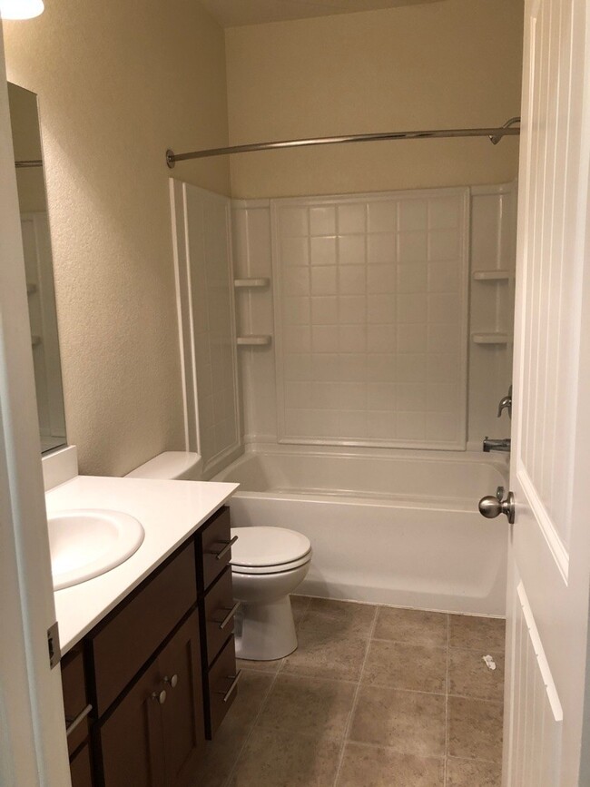 Building Photo - Beautiful single-story 3 bedroom 2 bathroo...