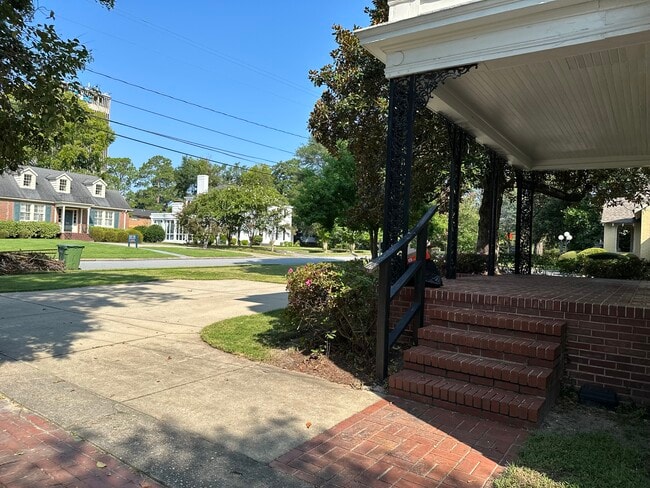 Building Photo - 1120 Lockwood Ave