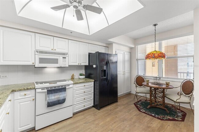 Building Photo - 6475 Shoreline Dr