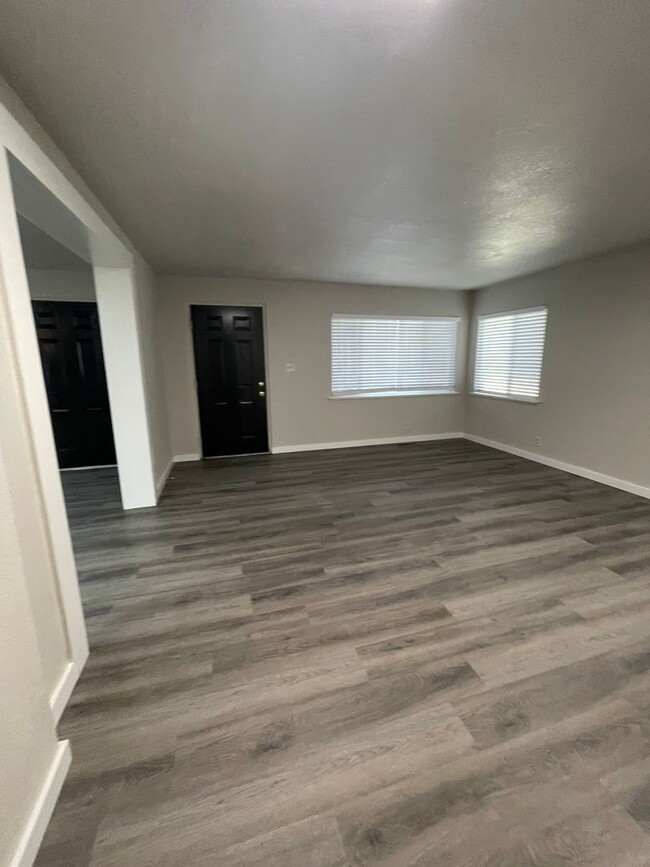 Building Photo - Remodeled 2 bed 1 bath close to Mid Town