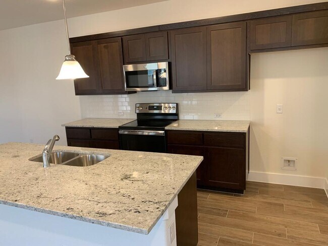 Building Photo - 626 Parkline Dr