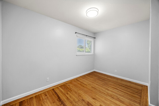 Building Photo - 837 Laurel Ave