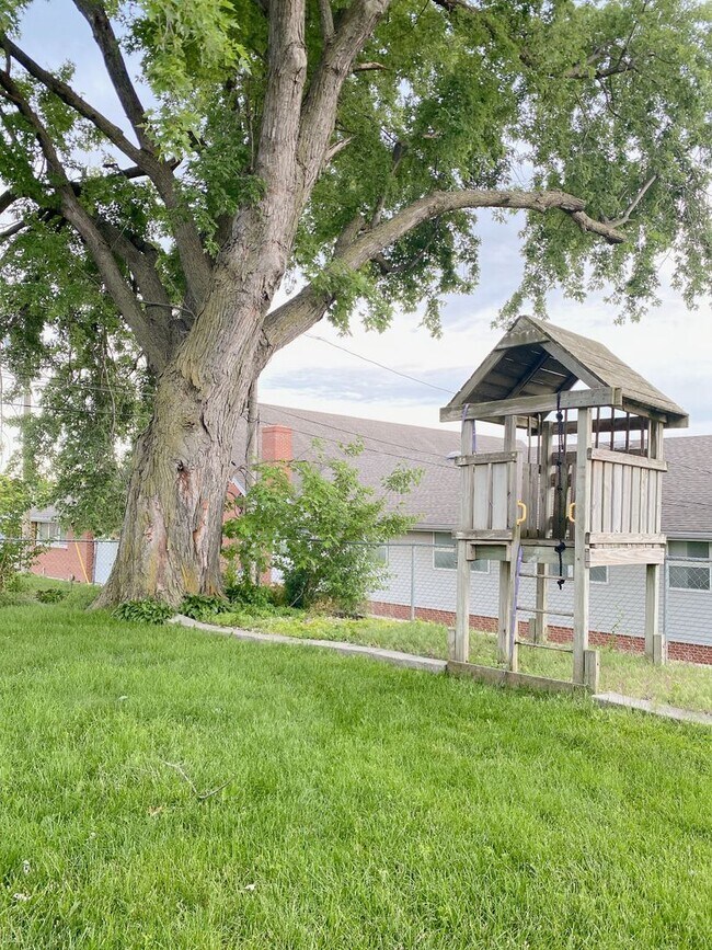 Building Photo - Beautiful 3 bed 1 bath house, over sized driveway, garage and fenced in back yard $1,795  [Move-i...