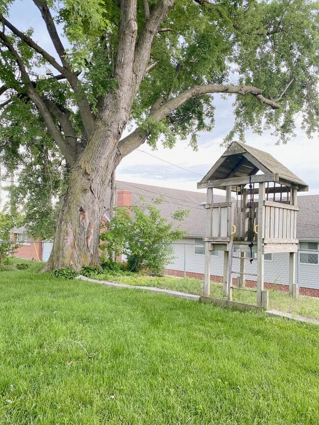 Building Photo - Beautiful 3 bed 1 bath house, over sized driveway, garage and fenced in back yard $1795