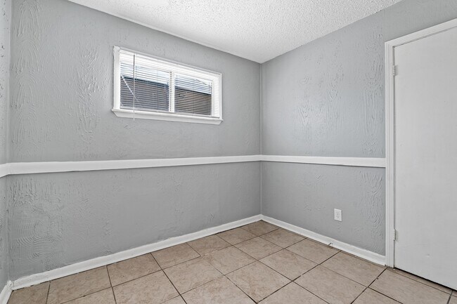 Building Photo - 1820 E Texas St