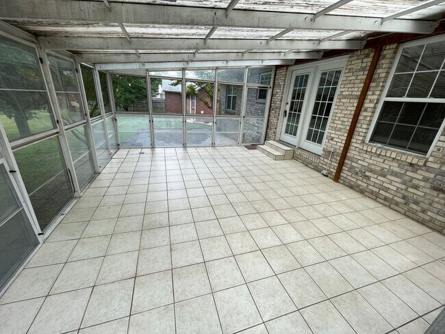Building Photo - 3914 Stone Hollow Dr