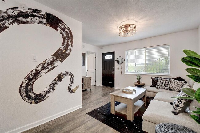 Building Photo - 1202 Newning Ave