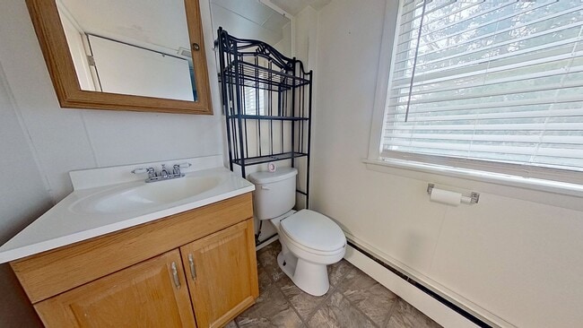 Building Photo - Bright & Cozy Second-Floor Apartment