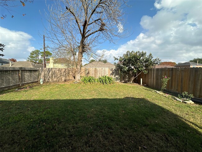 Building Photo - 6814 Cheshire Park Rd