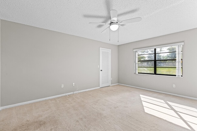 Building Photo - 9270 Vista Del Lago