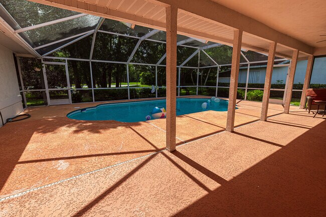Building Photo - 1193 SW Live Oak Cove
