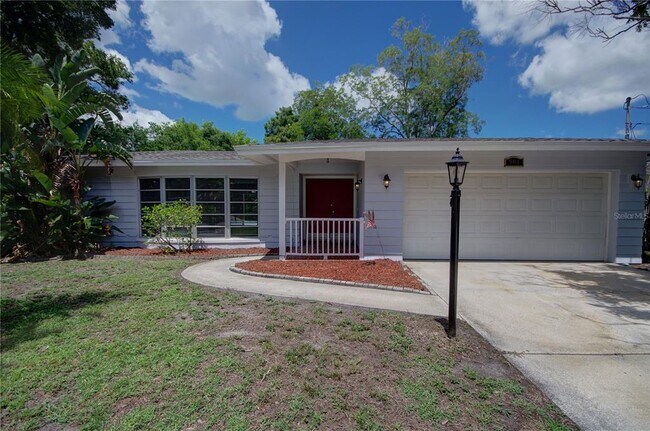 Building Photo - 904 Wellington Dr