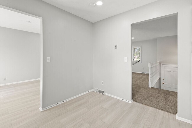 Building Photo - Stylish 3-Bed, 2-Bath Renovated Home with Granite Counters, 2-Car Garage & Large Fenced Yard in O...