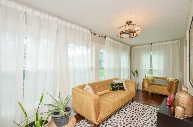 Building Photo - 4315 Fernwood Dr