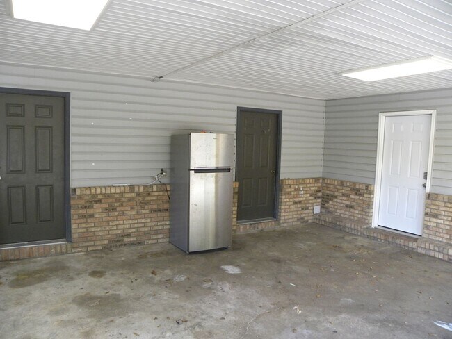 Building Photo - *****PRICE REDUCTION******AVAILABLE NOW*** Country Setting No HOA