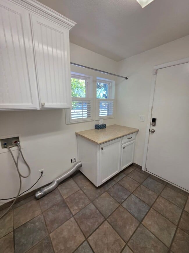 Building Photo - 2 bedroom 2 bathroom with brand new A/C un...