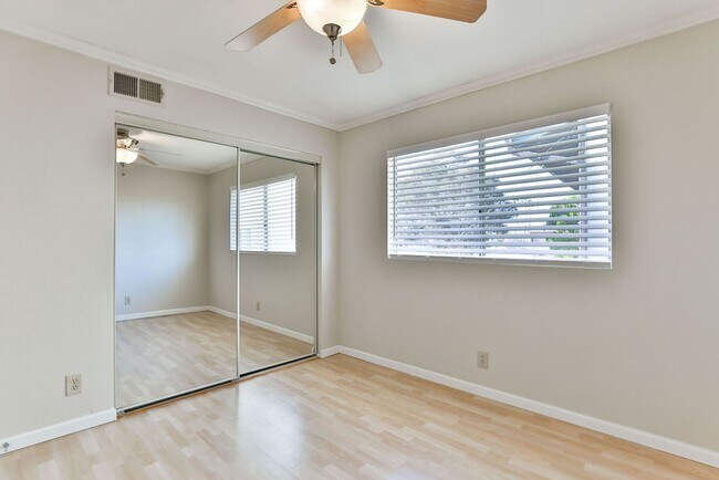 Building Photo - Talmadge : spacious 2 bed, 2 ba top floor condo