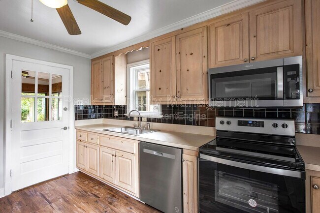 Building Photo - 3351 Scottview Dr