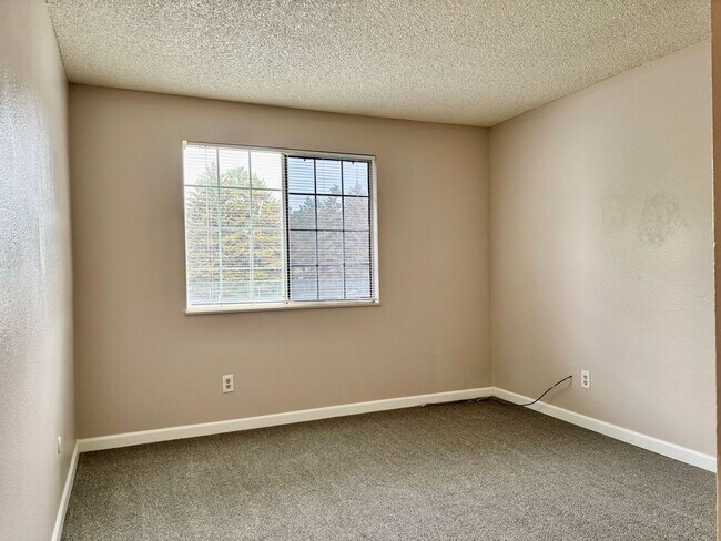 Building Photo - Updated 2 Bed/2 Bath Aurora Condo – Firepl...