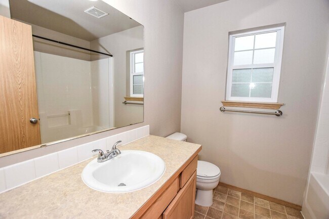 Building Photo - 2-story home on private cul-de-sac!
