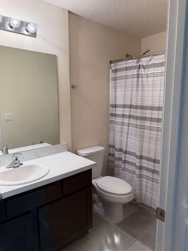 Building Photo - Spacious 2-Bedroom Townhome Near River City