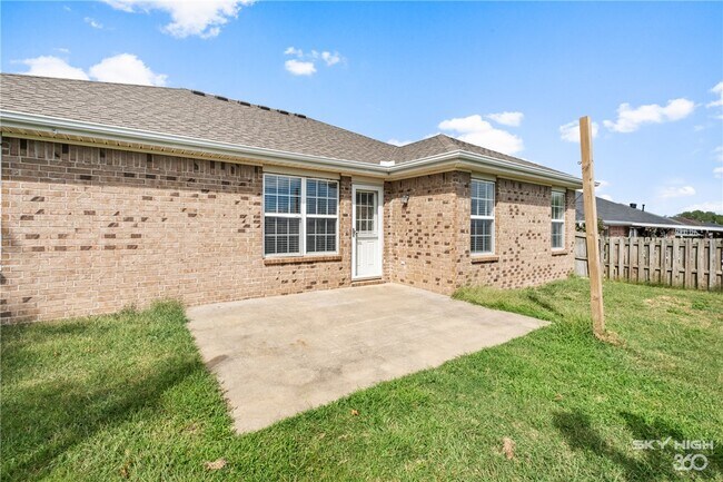 Building Photo - 1002 Applewood Cir