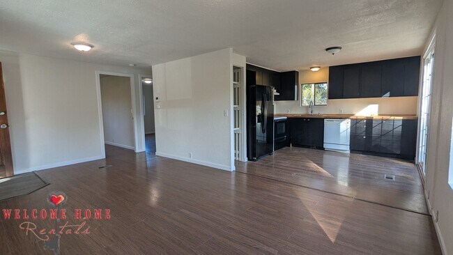 Building Photo - Huge fenced lot - bring your boat, trucks,...