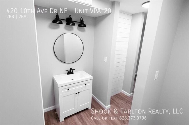 Building Photo - 420 10th Ave Dr NE