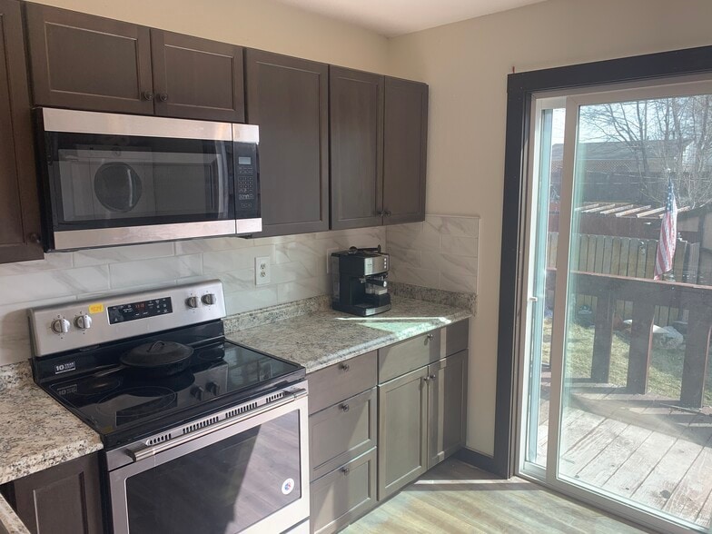 Kitchen - 2 - 1125 Custer Ave