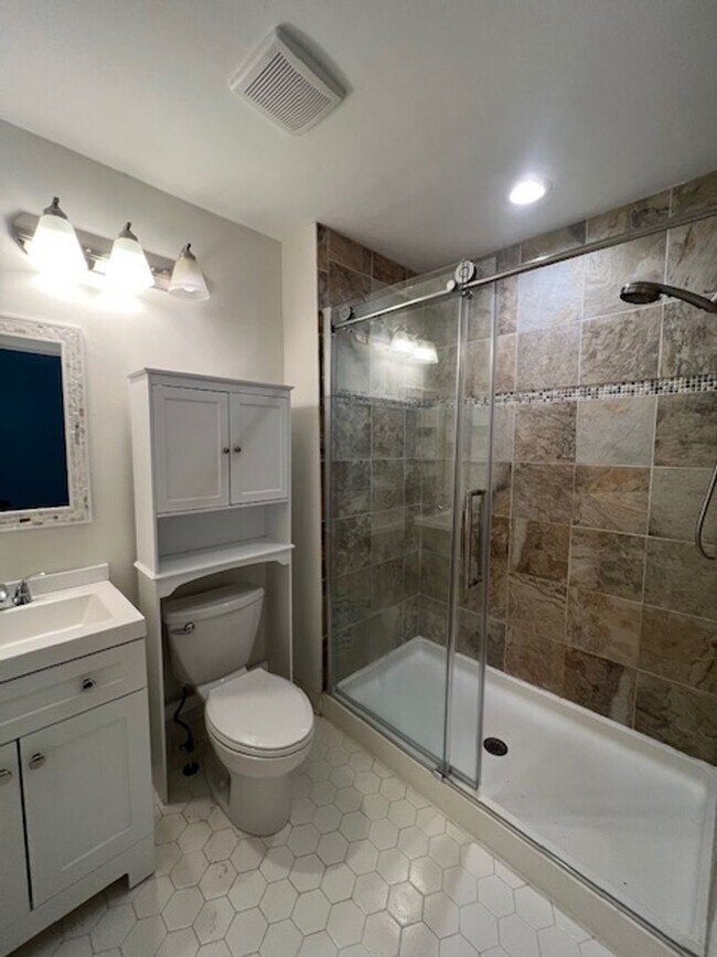Building Photo - CHARMING TOWNHOME LOCATED IN HIGHLAND HALL...