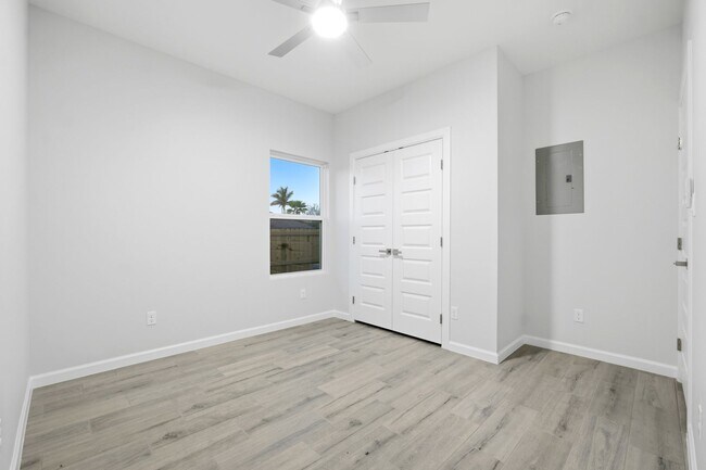 Building Photo - 1600 Clinton St