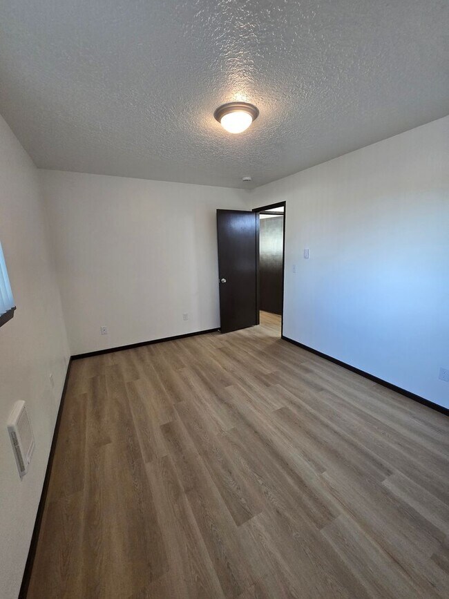 Building Photo - *!~!* WoW *!~!* Absolutely STUNNING Pet Friendly Remodeled 2 Bed Apt. *!~!* wOw *!~!*