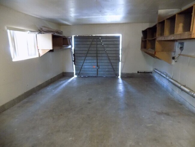 Building Photo - 498 Hintz Ave