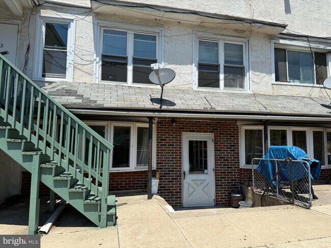 Building Photo - 1300 Main St